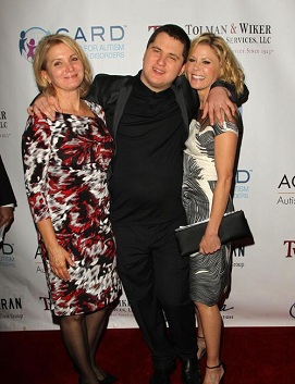 Hofmann along with her mates during an Award function. Know about her income, net worth, total assets, expenditures and many more